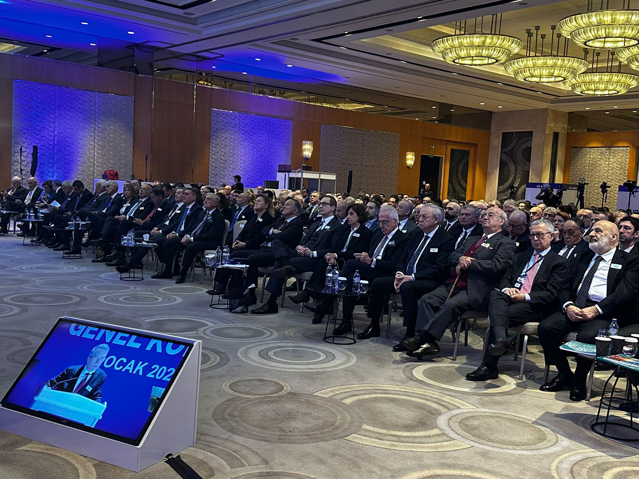 tusiad genel kurulu duygusal bir veda konusmasi yapan orhan turani ayakta alkislayarak ugurladi rahmi