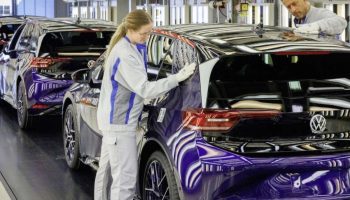 volkswagen trump donemi tarifeleri sonrasi abdde fabrika planini askiya aldi 3P7kz2lO