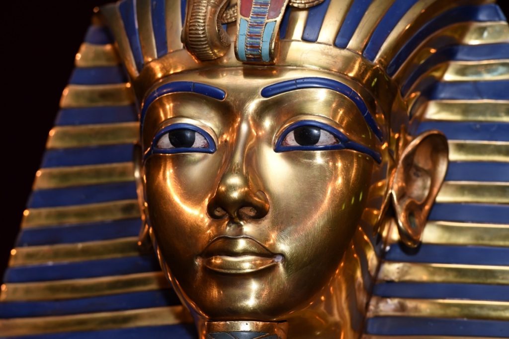 arkeolog zahi hawass kral tutankhamunu konu alan operayi tanitti T6pLYR8L