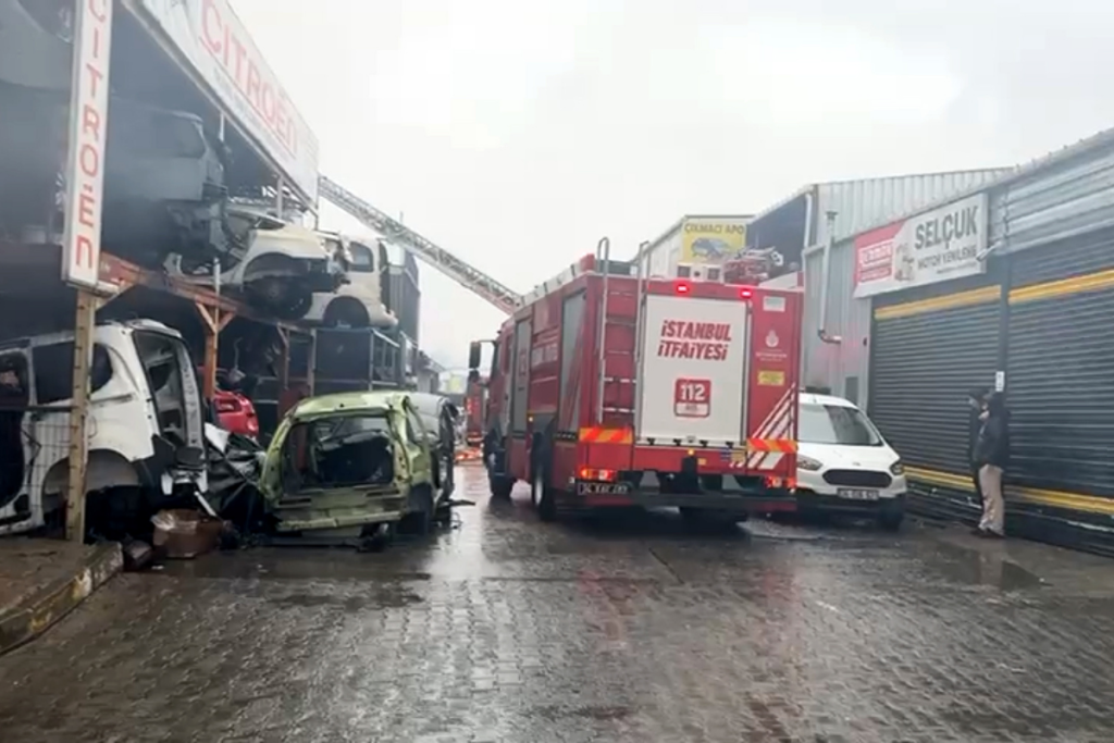 basaksehirde sanayi sitesinde yangin cikti itfaiye ekipleri mudahale etti GIISrgT1