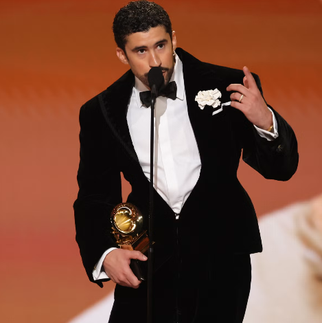 Ertuğrul Özkök, müzik dünyasının en prestijli ödüllerinden Grammy'nin tarihinde bir ilke imza atan Bad Bunny ve sahnedeki protestosunu yazdı 2 ertugrul ozkok muzik dunyasinin en prestijli odullerinden grammynin tarihinde bir ilke imza atan bad KeCIrLkC