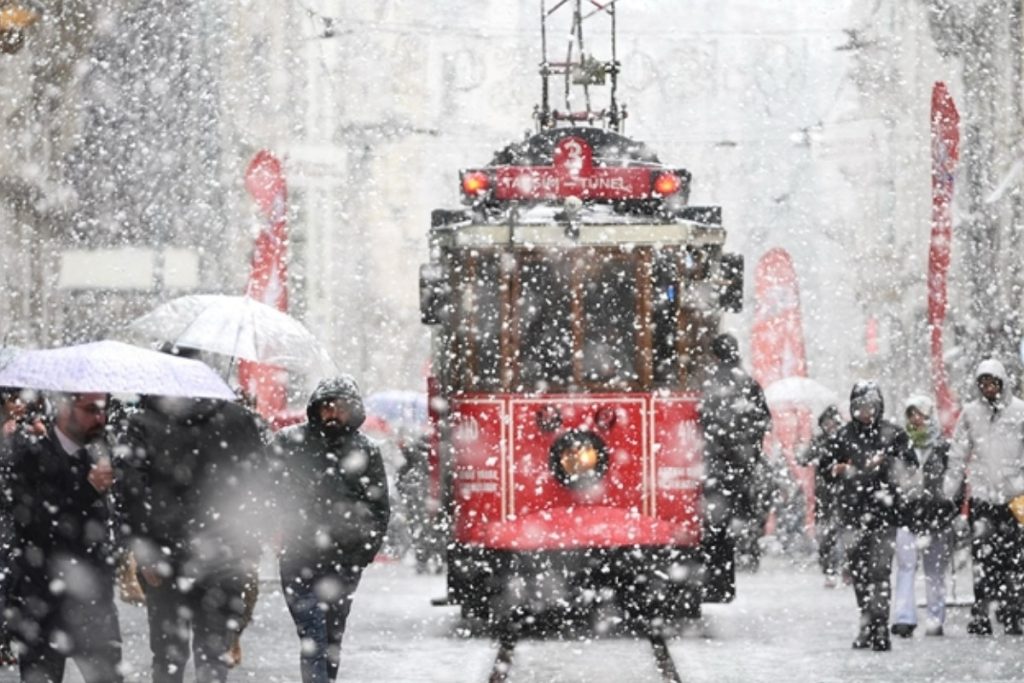 istanbul icin art arda uyarilar valilik firtina ve olasi risklere karsi vatandaslari uyardi FeckRbG8