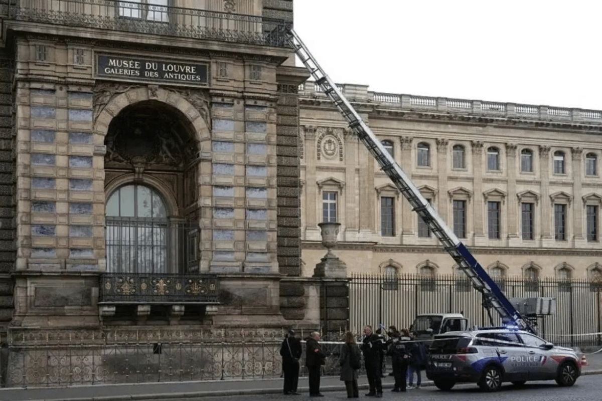 louvre muzesi soygununda hirsizlarin dusurdugu imparatorice eugenienin elmaslarla suslu paha bicilmez tacinin son hali