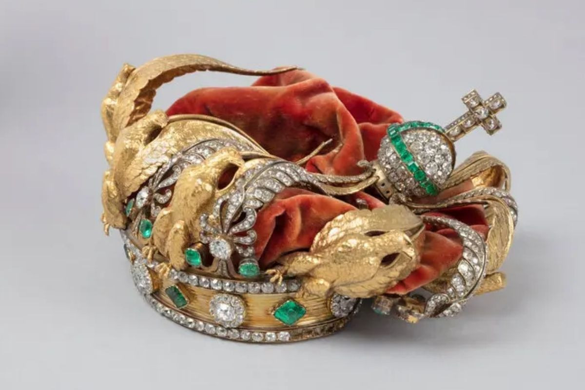 louvre muzesi soygununda hirsizlarin dusurdugu imparatorice eugenienin elmaslarla suslu paha bicilmez tacinin son hali VVC1KkHa