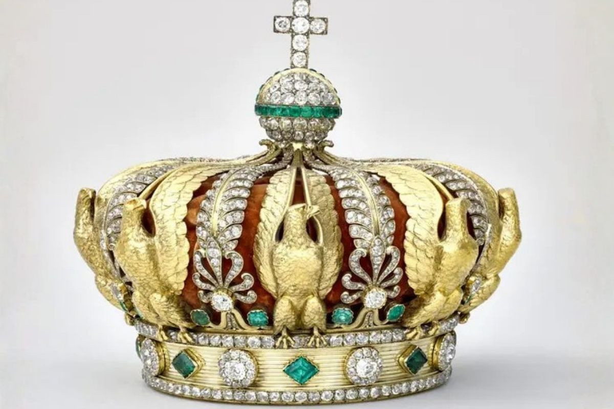 louvre muzesi soygununda hirsizlarin dusurdugu imparatorice eugenienin elmaslarla suslu paha bicilmez tacinin son hali