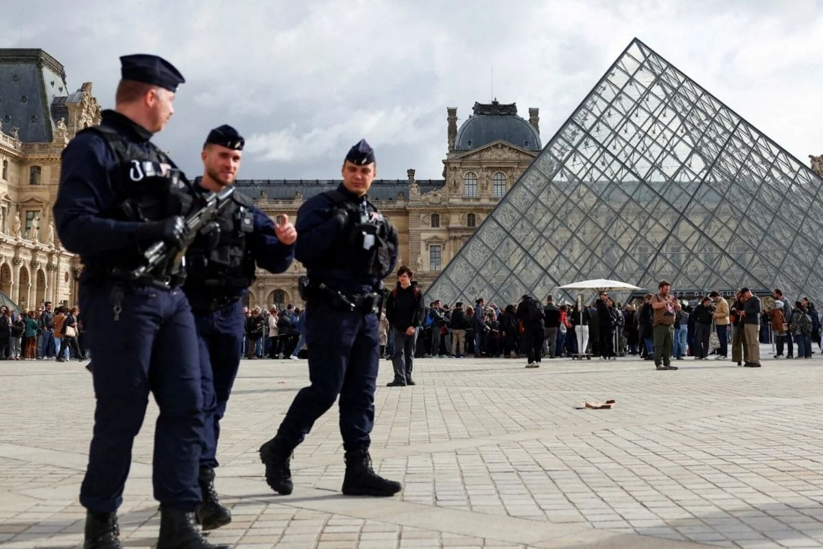 louvre muzesi soygununda hirsizlarin dusurdugu imparatorice eugenienin elmaslarla suslu paha bicilmez tacinin son hali